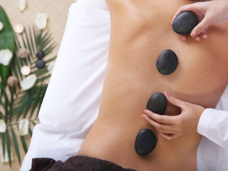 Gelaatsverzorging 60min + Hot Stone massage rugmassage 30min