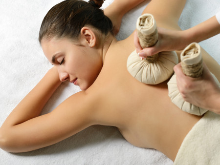 5 keer Kruidenstempel massage 55min