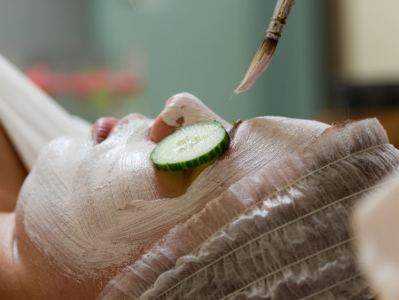 Hyaluron gelaatsverzorging 75min + LED-behandeling 30min
