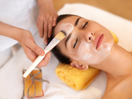 Intensieve gelaatsverzorging 90min + Manicure (incl transparante nagellak) + Pedicure